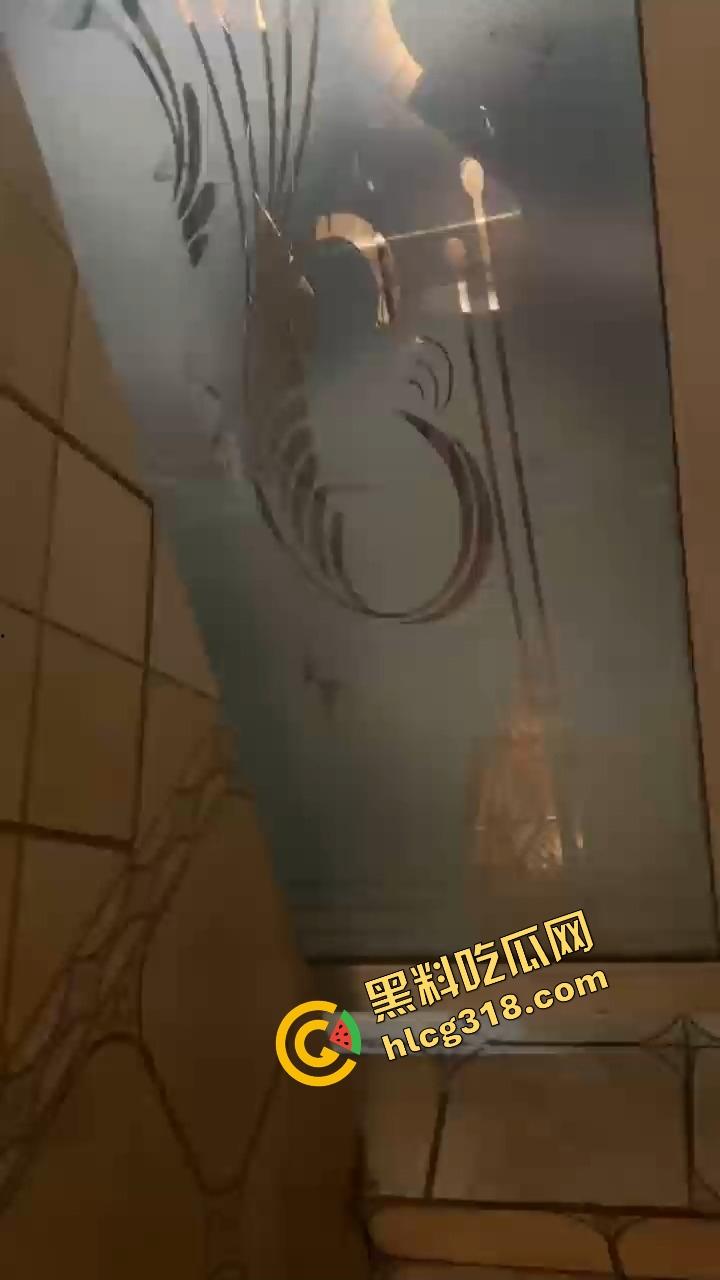 谁能想到吃个瓦匠烤鱼都能碰到厕所操逼，外面收瓶子里面打桩啪啪声盖过店里音乐，骚货一声不吭！  第7张