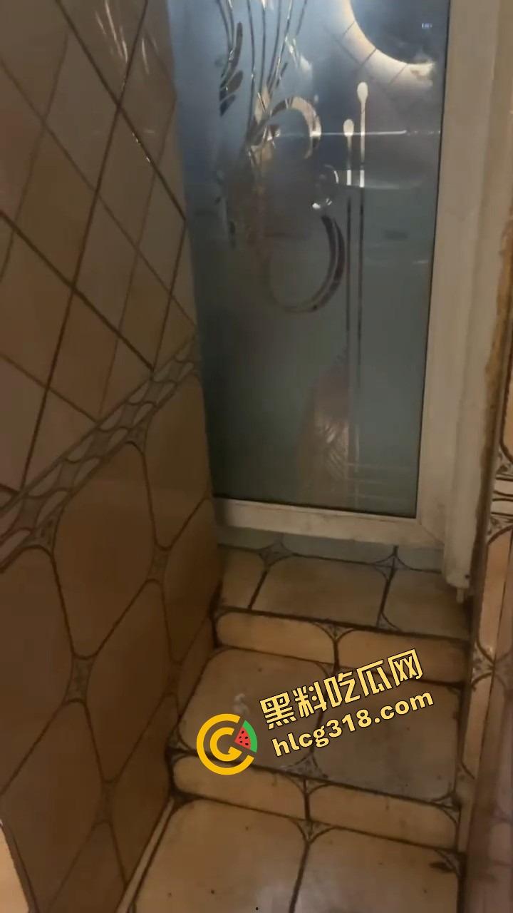 谁能想到吃个瓦匠烤鱼都能碰到厕所操逼，外面收瓶子里面打桩啪啪声盖过店里音乐，骚货一声不吭！  第8张