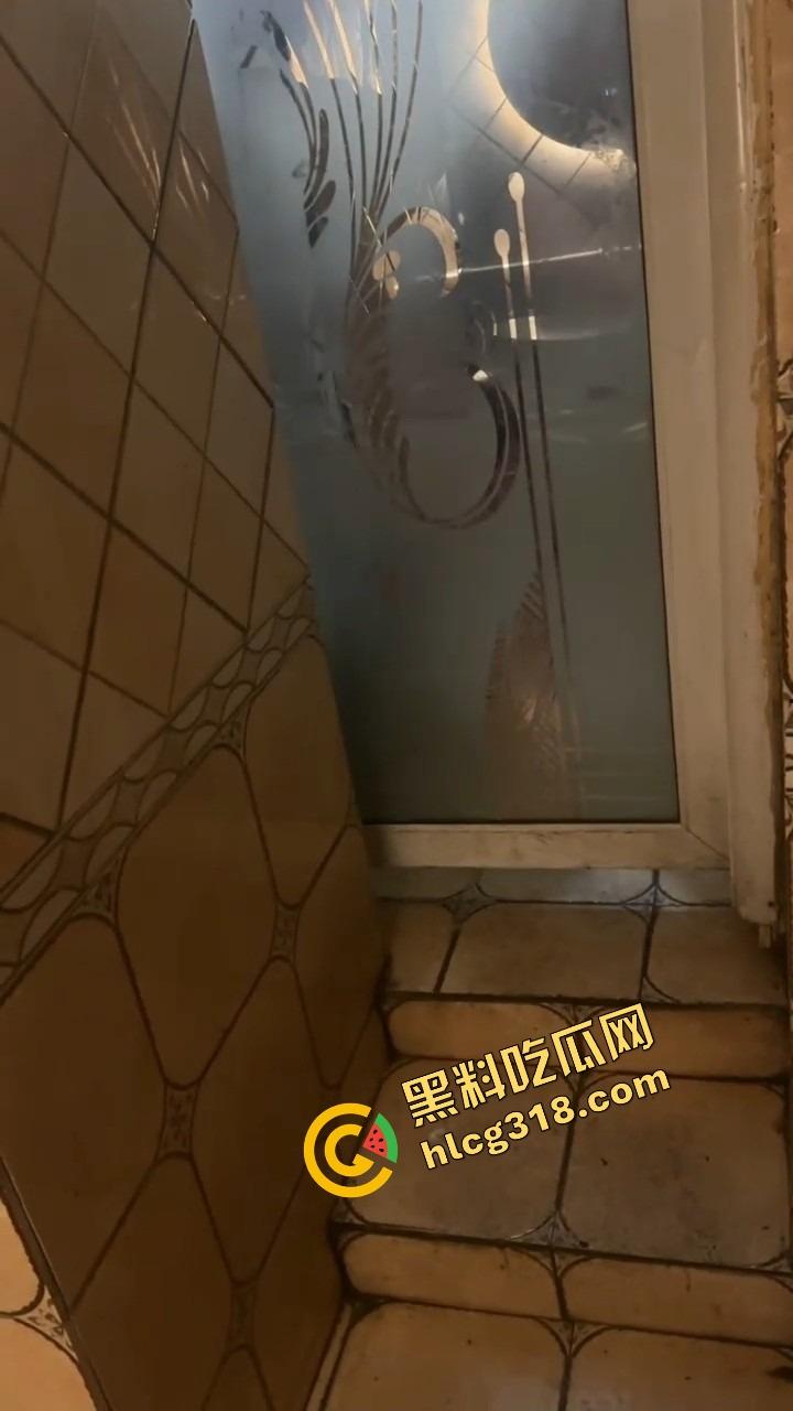 谁能想到吃个瓦匠烤鱼都能碰到厕所操逼，外面收瓶子里面打桩啪啪声盖过店里音乐，骚货一声不吭！  第9张