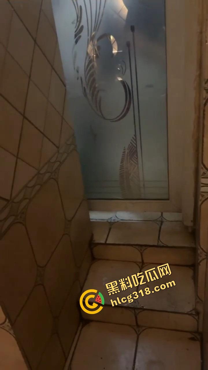 谁能想到吃个瓦匠烤鱼都能碰到厕所操逼，外面收瓶子里面打桩啪啪声盖过店里音乐，骚货一声不吭！  第10张