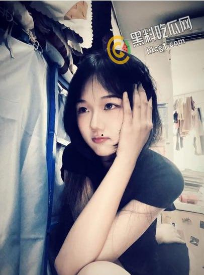 湖南长沙环境生物学院 摄影部部长欧阳红梅 表面是品学兼优的学姐 私下是个爱吃精的母狗 口交吞精视频流出  第1张