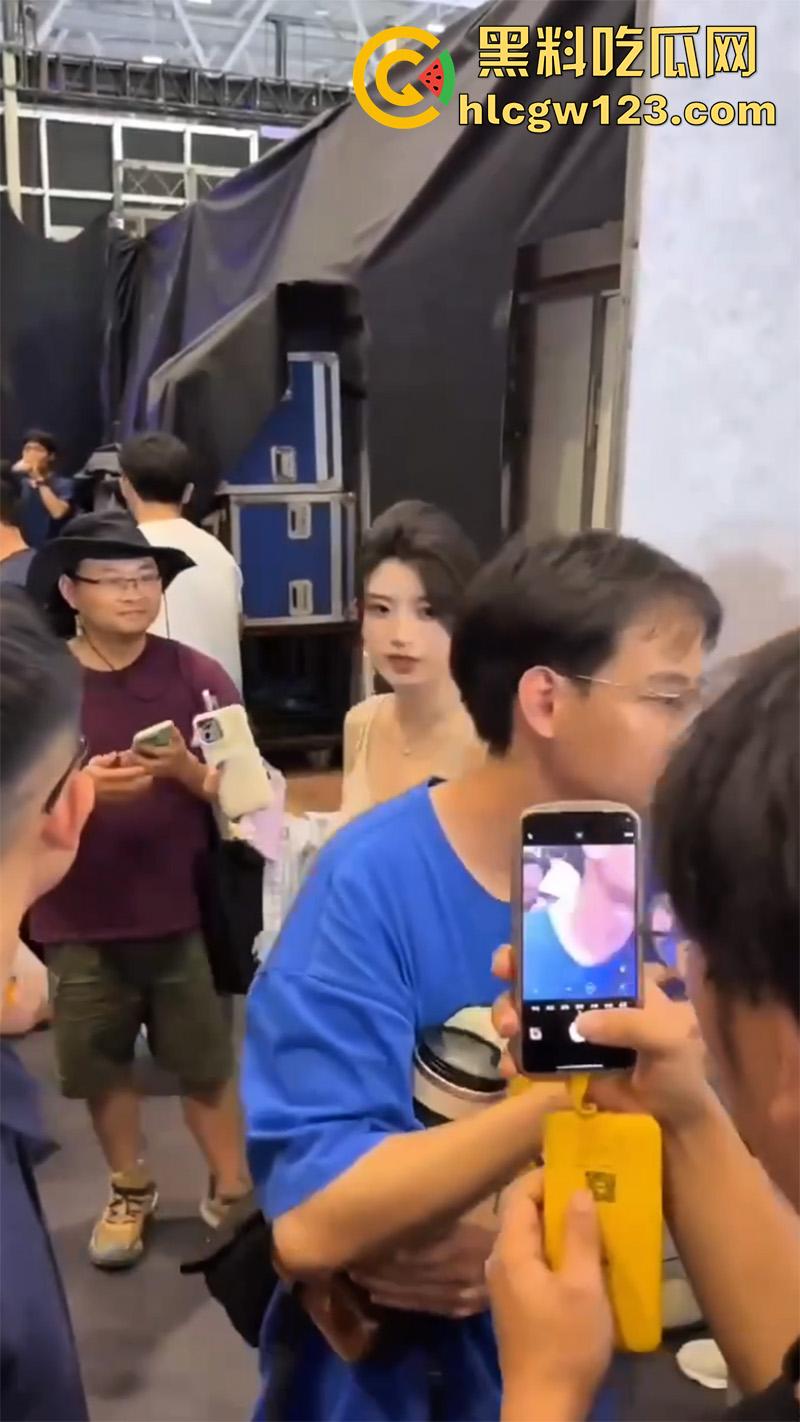 肘击猥亵袭胸大师，冒充摄影师咸猪手摸奶，结果翻车被抓，视频拍下全过程，还真是够猥琐呢！  第4张