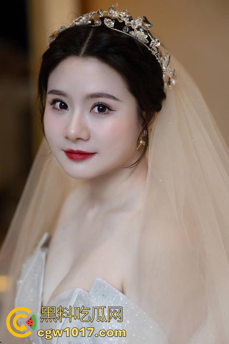 武汉中环地产中介【刘启意】，刚结婚的反差骚妇，肌肤白嫩漫画奶超诱人，背着老公偷情啪啪，被情夫报复性曝光！  第1张