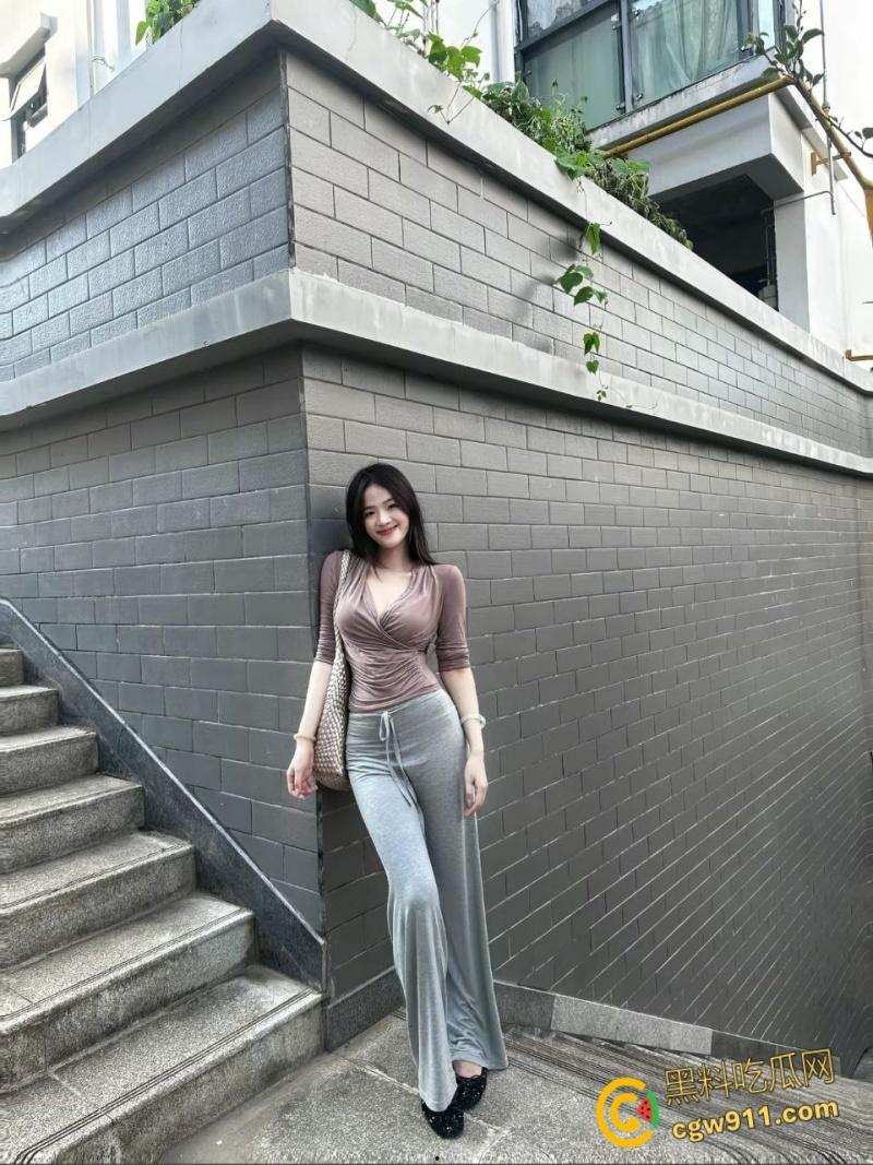 太原理工大学【李雪影】，饥渴母狗沉迷约炮，被炮友花式调教，狗链掐脖跳蛋玩肛塞，脖子全是草莓印 ！  第1张