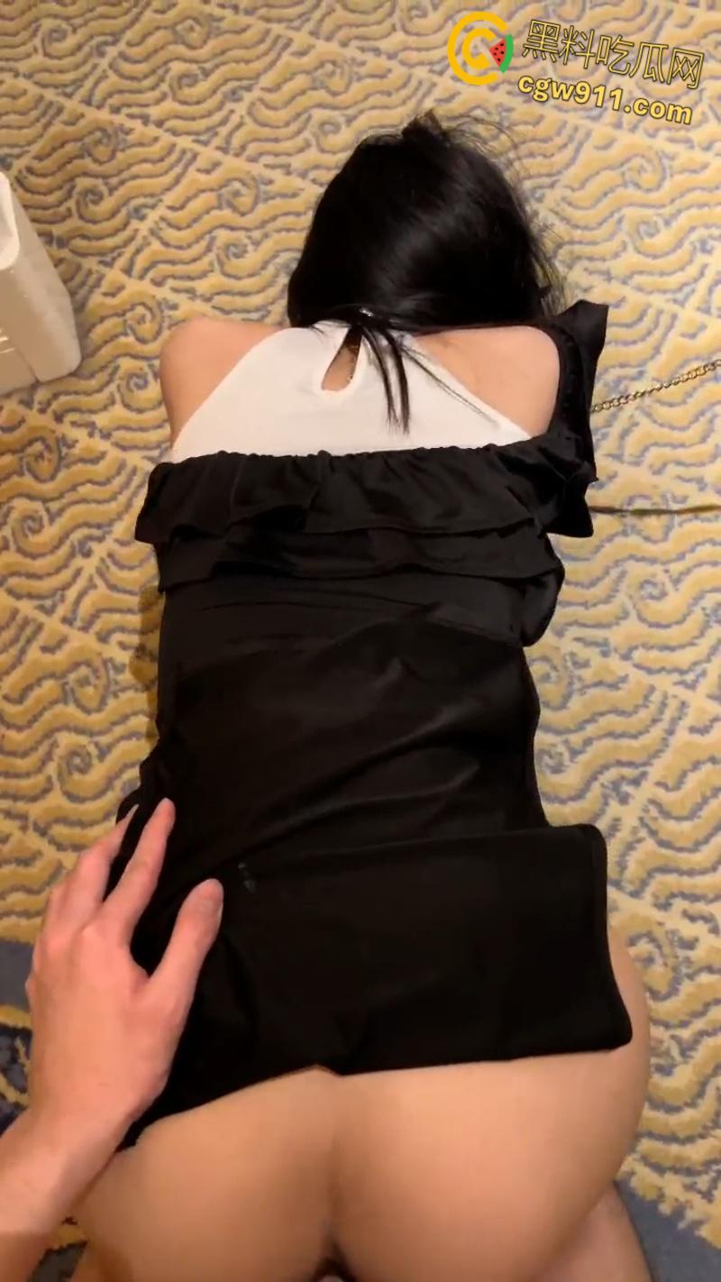 太原理工大学【李雪影】，饥渴母狗沉迷约炮，被炮友花式调教，狗链掐脖跳蛋玩肛塞，脖子全是草莓印 ！  第8张