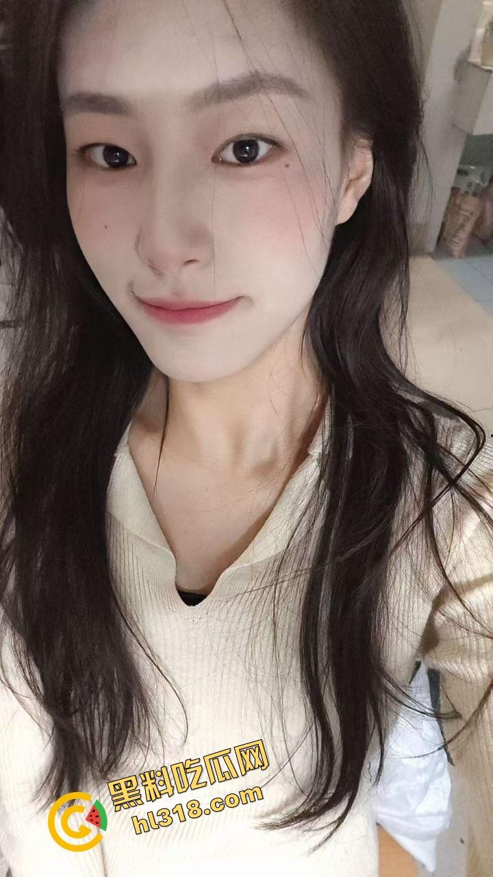 成都师范大学反差大学生实习母狗『刘倩』大街上巨乳外露，办公室没人就掏奶抠逼，裸着全身坐办公桌！  第2张