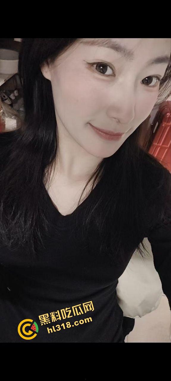 成都师范大学反差大学生实习母狗『刘倩』大街上巨乳外露，办公室没人就掏奶抠逼，裸着全身坐办公桌！  第3张