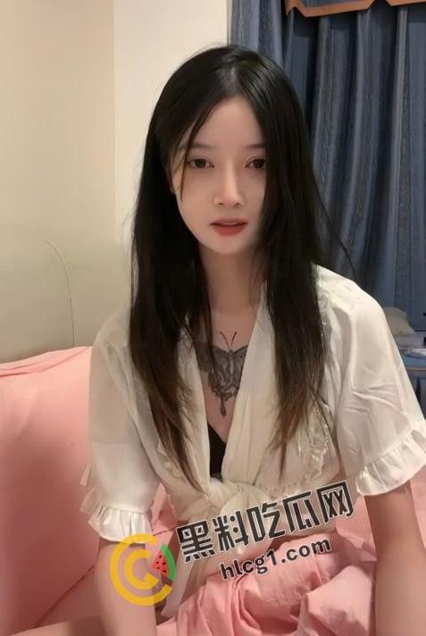 上海艺术学院极品00后初恋脸美女钟燕 初次下海 反差自拍和金主做爱福利流出 盛世美颜配上诱惑花蝴蝶纹身 冷艳性感中又带点可爱  第7张
