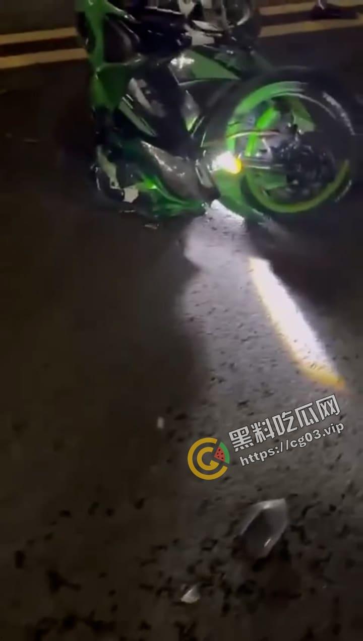 现在机车老妹太猛了 以身实践骑士精神  试试就逝世！ 第7张