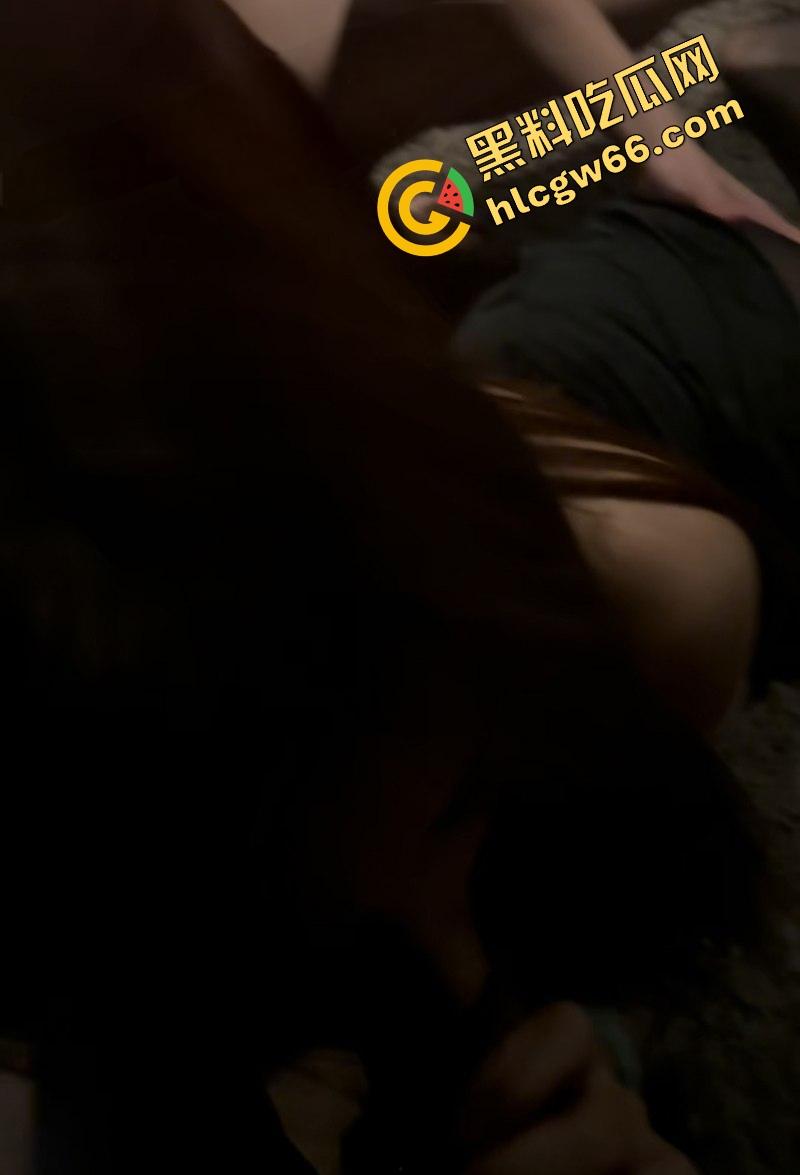 济南酒吧3P疯传,黑丝御姐当街搭讪被带走，前后双洞齐开被爆插成浪狗，骚叫声爽到抽搐！  第12张