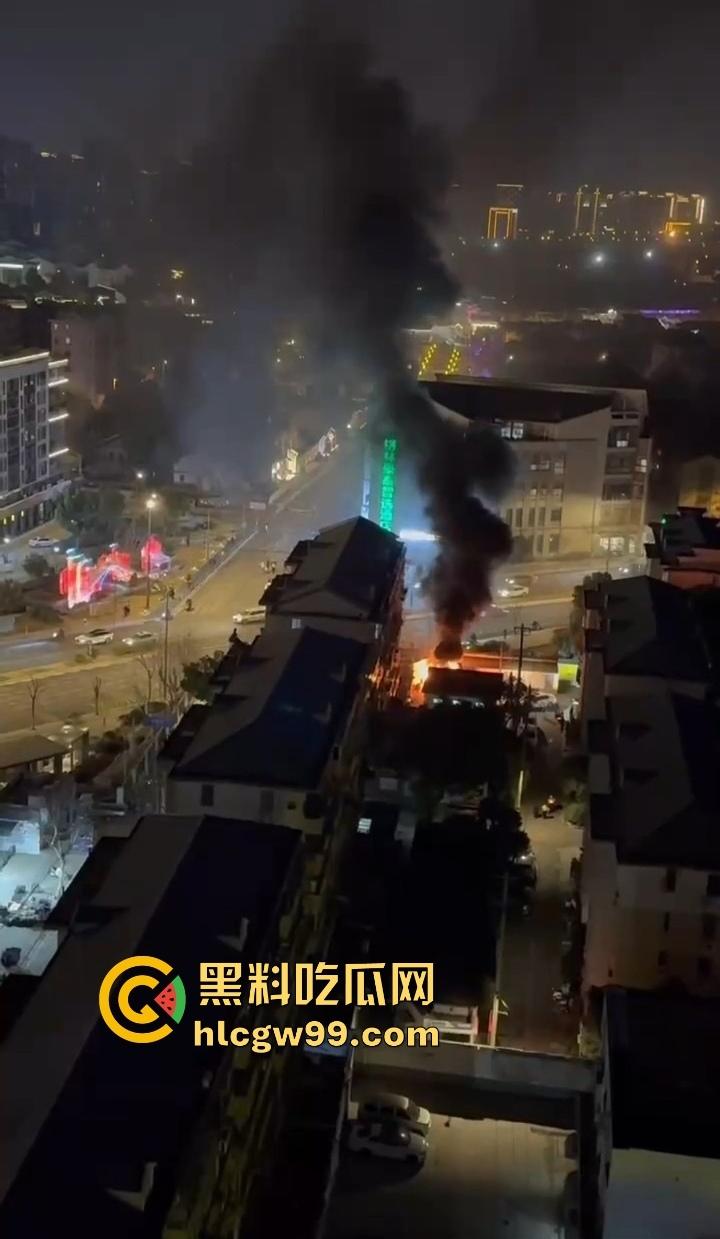 春晚无锡分会场火了，会场彩排突发火情况，央视的脸估计都烧红了吧？这年头连春晚都开始玩烈焰风格了！  第4张