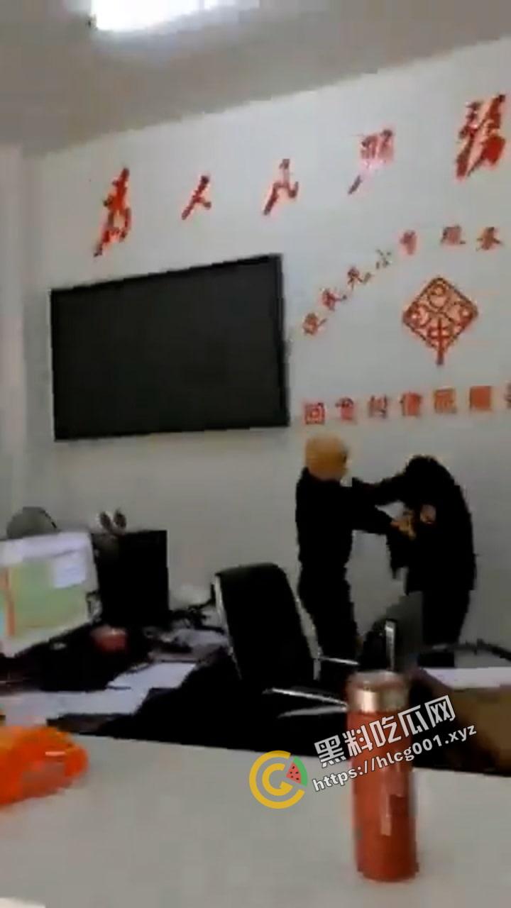 湖南省新宁县回龙村一村民与村委书记发生争执并将其当场捅死。视频由现场一名女村委委员拍下发在村群里喊人过来救命。  第4张