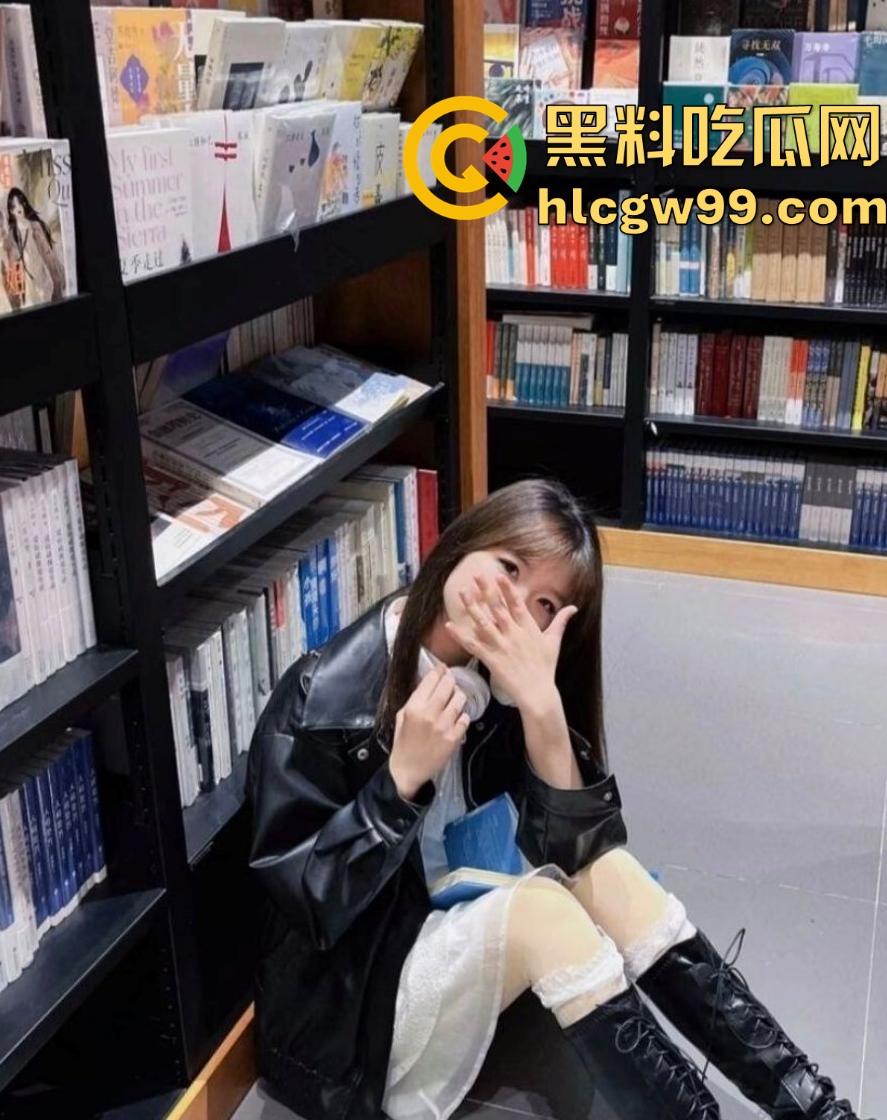 网友投稿！湖北黄冈站极品反差母狗【吴童】出轨被男友曝光性爱视频，烂货骚逼被多人玩的阴唇都翻了。  第5张