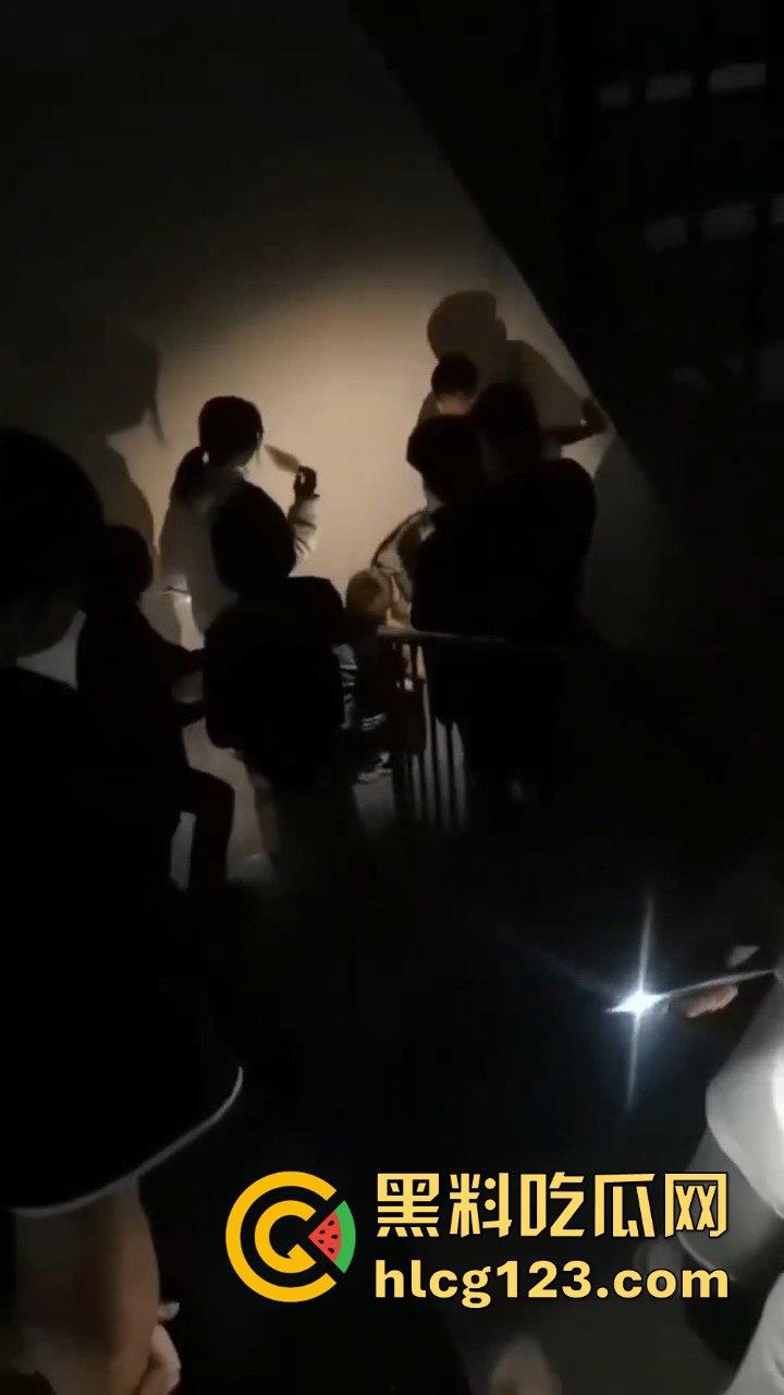 山西阳曲校园霸凌四五人围殴一女生，还威胁下跪？简直无法无天！  第3张