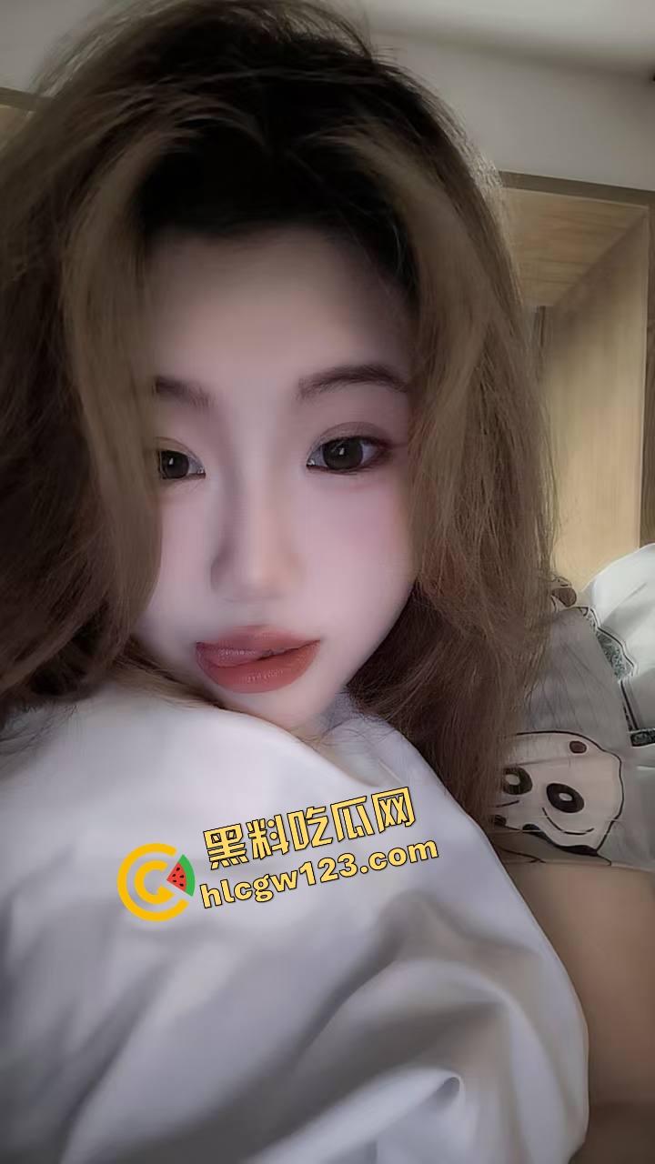 群友爆料前女友【宋蒨】JK黑丝公交车，02年小骚货不上班专靠男人养，两年感情换一顶绿帽！  第1张