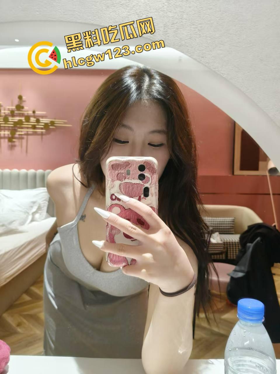 群友爆料前女友【宋蒨】JK黑丝公交车，02年小骚货不上班专靠男人养，两年感情换一顶绿帽！  第2张