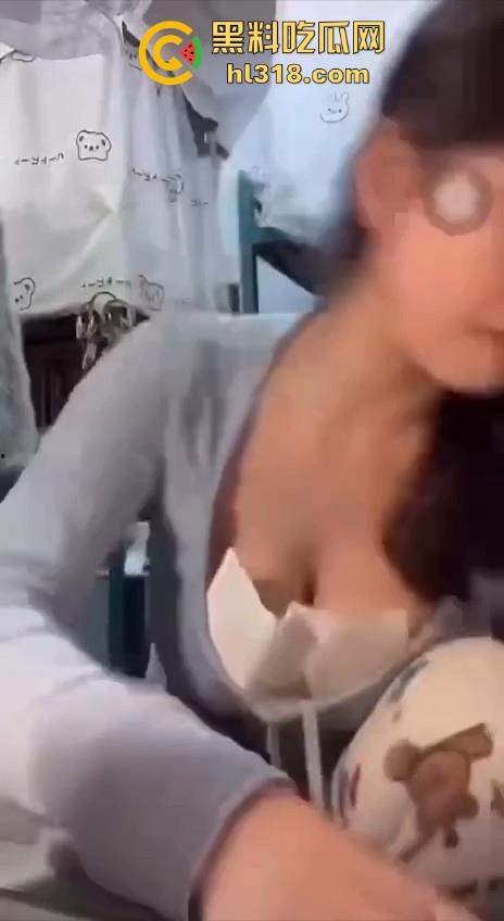 极品女大直播擦边卖货，硕大巨乳引人注目，都不知道她说什么了一心只盯着胸，眼睛移都移不开！  第1张