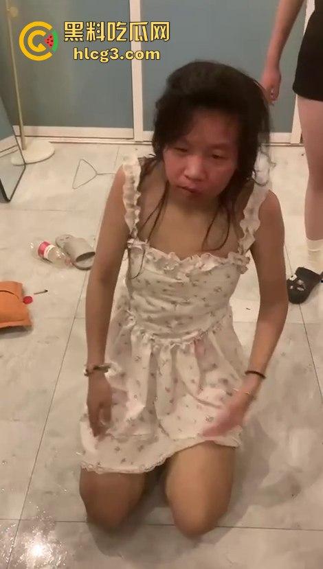 河南霸凌事件！女孩被精神小妹扒光衣服侮辱 拳打脚踢逼她跪下！  第1张