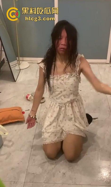 河南霸凌事件！女孩被精神小妹扒光衣服侮辱 拳打脚踢逼她跪下！  第2张