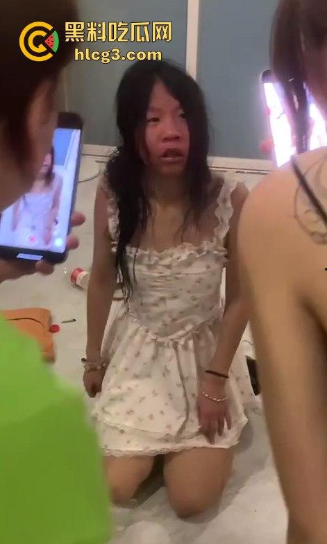河南霸凌事件！女孩被精神小妹扒光衣服侮辱 拳打脚踢逼她跪下！  第3张