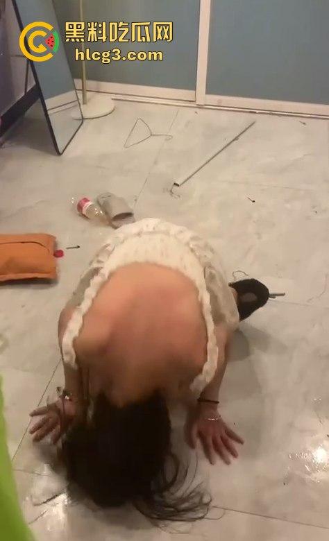 河南霸凌事件！女孩被精神小妹扒光衣服侮辱 拳打脚踢逼她跪下！  第4张