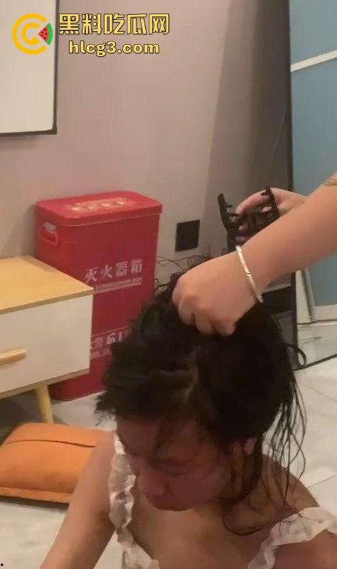 河南霸凌事件！女孩被精神小妹扒光衣服侮辱 拳打脚踢逼她跪下！  第11张