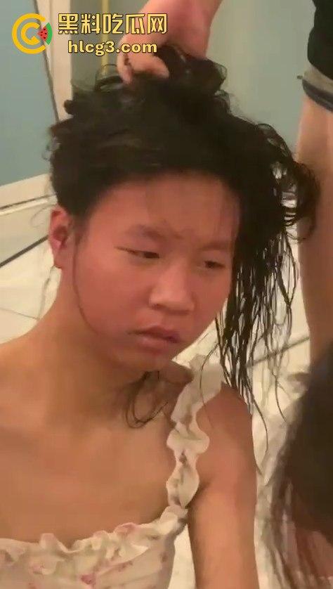 河南霸凌事件！女孩被精神小妹扒光衣服侮辱 拳打脚踢逼她跪下！  第12张