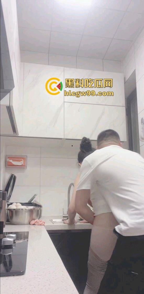 好吃不如饺子，好玩不过嫂子，厨房里得禁忌诱惑，极品瑜伽嫂子和小叔在大哥出差时激情四射，一炮直接上天！  第7张