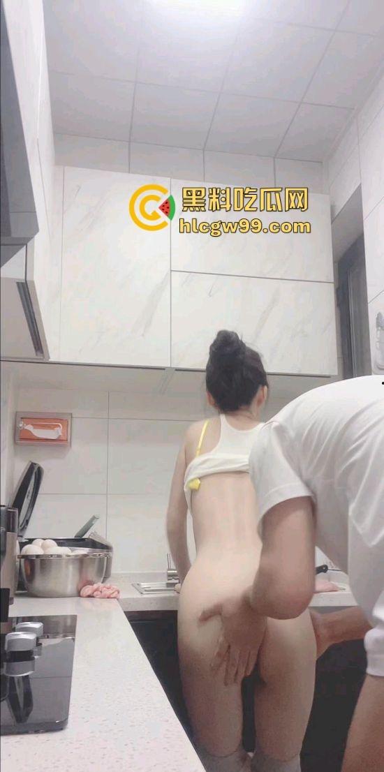 好吃不如饺子，好玩不过嫂子，厨房里得禁忌诱惑，极品瑜伽嫂子和小叔在大哥出差时激情四射，一炮直接上天！  第11张