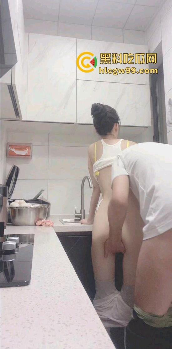 好吃不如饺子，好玩不过嫂子，厨房里得禁忌诱惑，极品瑜伽嫂子和小叔在大哥出差时激情四射，一炮直接上天！  第13张