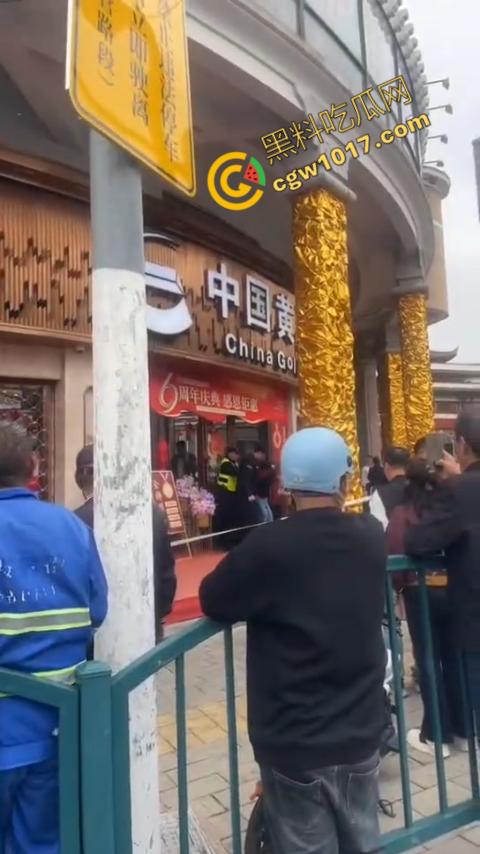 史上最强劫匪：上海金店惨遭口罩男子持锤密集猛砸，围观群众惊呼声交织，持锤狂徒现场被擒！  第1张