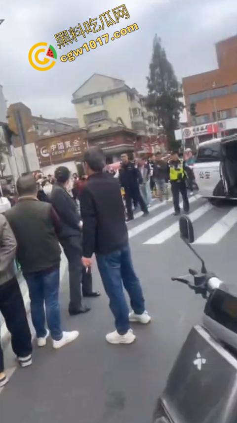 史上最强劫匪：上海金店惨遭口罩男子持锤密集猛砸，围观群众惊呼声交织，持锤狂徒现场被擒！  第2张