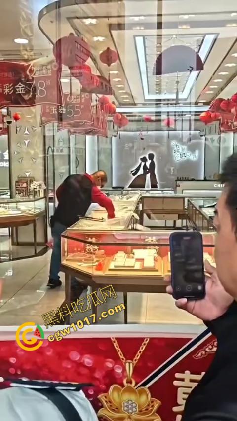 史上最强劫匪：上海金店惨遭口罩男子持锤密集猛砸，围观群众惊呼声交织，持锤狂徒现场被擒！  第4张