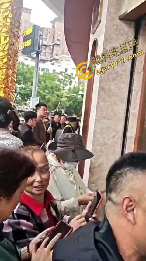 史上最强劫匪：上海金店惨遭口罩男子持锤密集猛砸，围观群众惊呼声交织，持锤狂徒现场被擒！  第5张