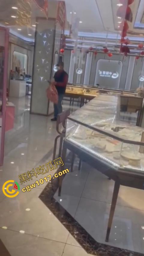 史上最强劫匪：上海金店惨遭口罩男子持锤密集猛砸，围观群众惊呼声交织，持锤狂徒现场被擒！  第6张