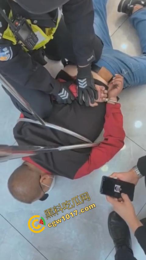 史上最强劫匪：上海金店惨遭口罩男子持锤密集猛砸，围观群众惊呼声交织，持锤狂徒现场被擒！  第7张