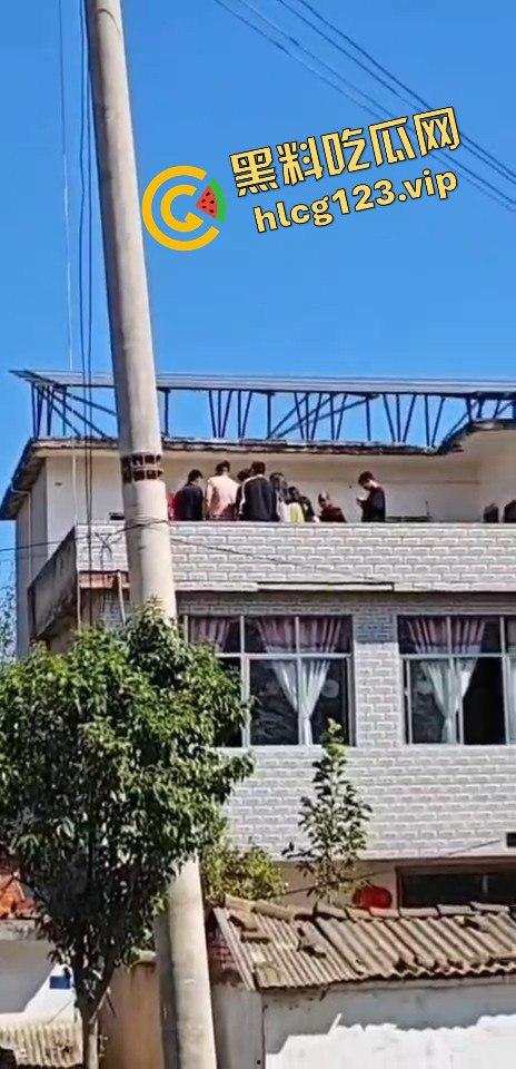 河南淮滨县天价彩礼闹剧！结婚当天临时加价18万，新娘跑上婚车，哥哥躺地上耍流氓拦车！  第1张