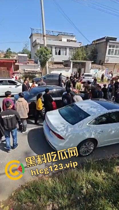 河南淮滨县天价彩礼闹剧！结婚当天临时加价18万，新娘跑上婚车，哥哥躺地上耍流氓拦车！  第9张