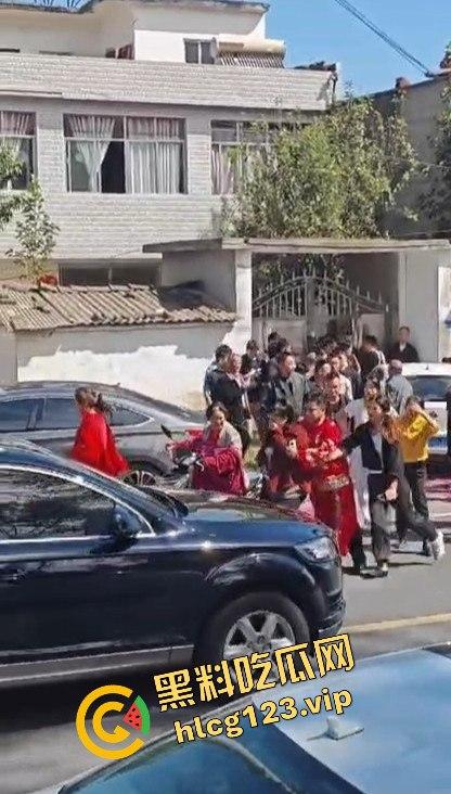 河南淮滨县天价彩礼闹剧！结婚当天临时加价18万，新娘跑上婚车，哥哥躺地上耍流氓拦车！  第11张