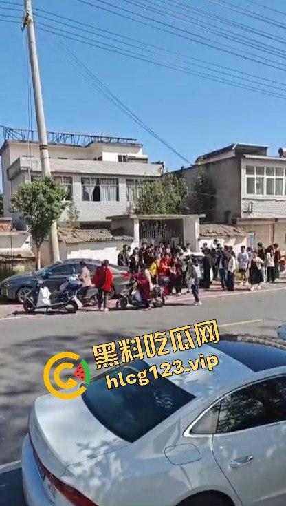 河南淮滨县天价彩礼闹剧！结婚当天临时加价18万，新娘跑上婚车，哥哥躺地上耍流氓拦车！  第12张