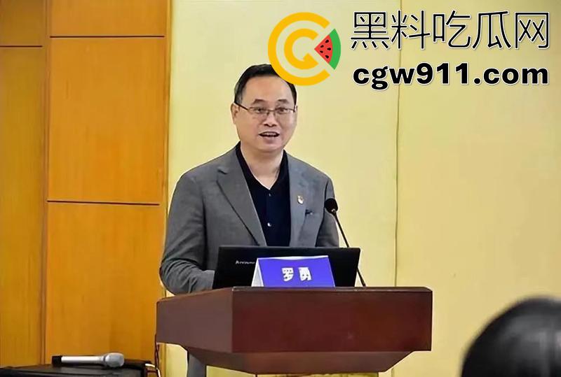 中山市民众医院原副院长【罗勇】，在宾馆给下属女儿治疗痔疮，女上位抽插嫩穴，针孔摄像头拍下全过程！  第1张