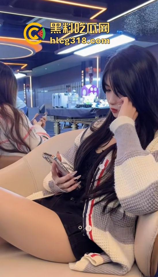 点个陪玩不打球，哥们台球厅现场抠逼上头，老板边抽烟边看监控笑了，抠个逼你也别忘了换手啊！  第5张