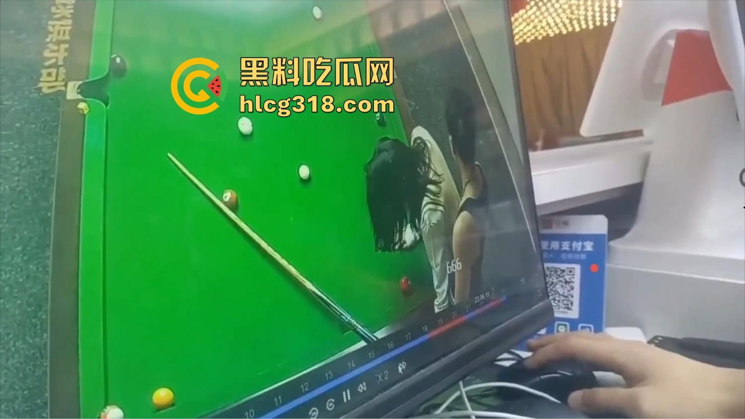 点个陪玩不打球，哥们台球厅现场抠逼上头，老板边抽烟边看监控笑了，抠个逼你也别忘了换手啊！  第8张