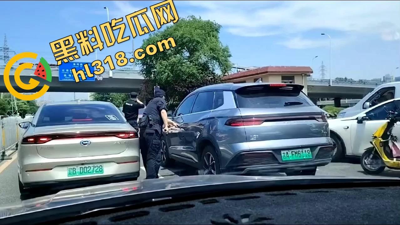 诈骗犯鞠某力大连取款被堵，强行飙车闯卡像拍电影，最后还是人没跑掉、车全撞废了！  第2张