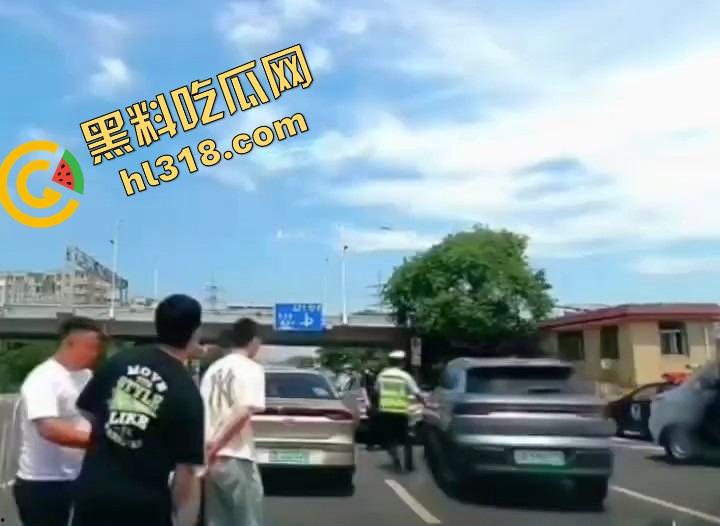 诈骗犯鞠某力大连取款被堵，强行飙车闯卡像拍电影，最后还是人没跑掉、车全撞废了！  第5张