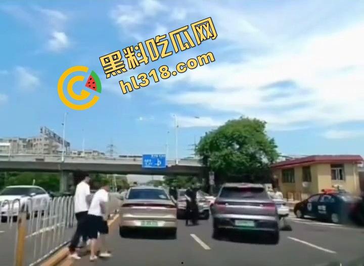 诈骗犯鞠某力大连取款被堵，强行飙车闯卡像拍电影，最后还是人没跑掉、车全撞废了！  第7张