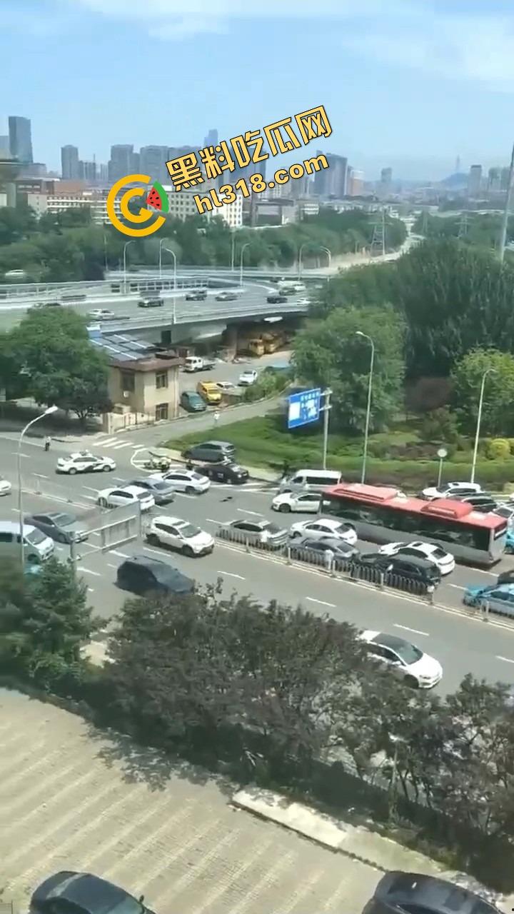 诈骗犯鞠某力大连取款被堵，强行飙车闯卡像拍电影，最后还是人没跑掉、车全撞废了！  第9张