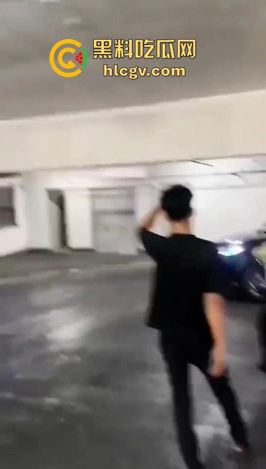 印尼小哥带别人老婆车震，被老公当场抓包！慌乱逃跑上演车库逃亡！  第6张