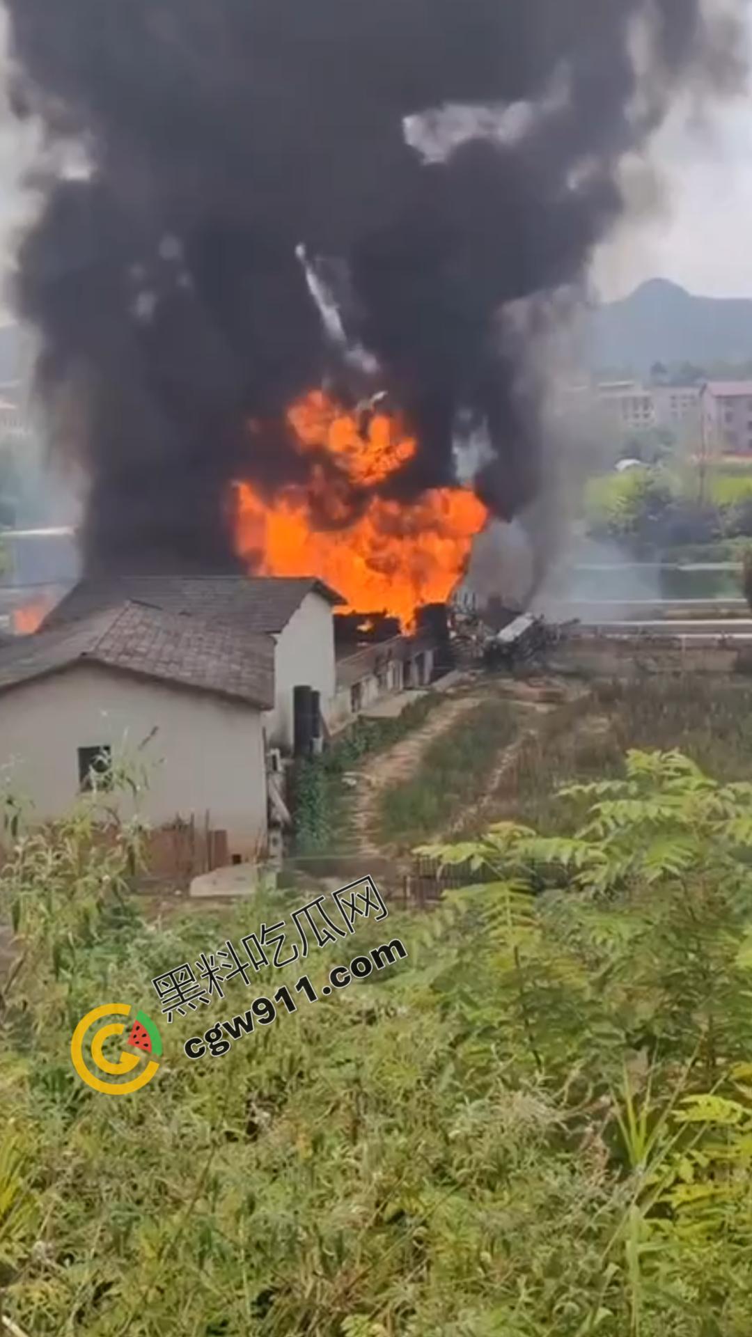 油罐车烈焰悲剧：万宝镇国道油罐车侧翻引发巨火，吞噬两生命，现场浓烟滚滚，宛如人间炼狱  第2张