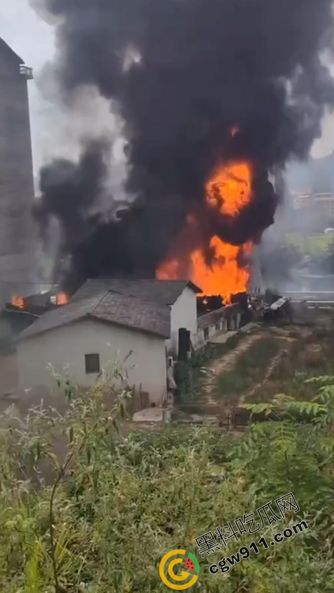 油罐车烈焰悲剧：万宝镇国道油罐车侧翻引发巨火，吞噬两生命，现场浓烟滚滚，宛如人间炼狱  第3张